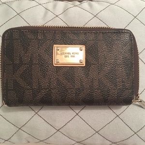Micheal kors womens wristlet wallet logo